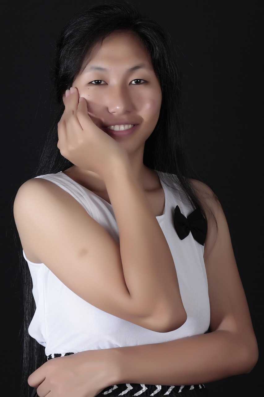 五月最新时尚魅力短发美女图片展现风采